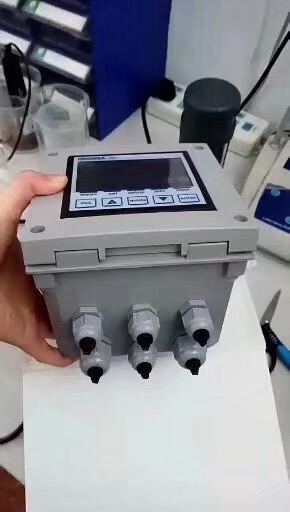 是一款適用于需要同時監(jiān)控多個參數(shù)的復雜應用場合的多參數(shù)儀表，具有獨立的比例控制輸出，兩路可調 頻率輸出，RS485串行接口（MODBUS協(xié)議），三個繼電器輸出，探頭質量顯示和數(shù)據(jù)記錄功能