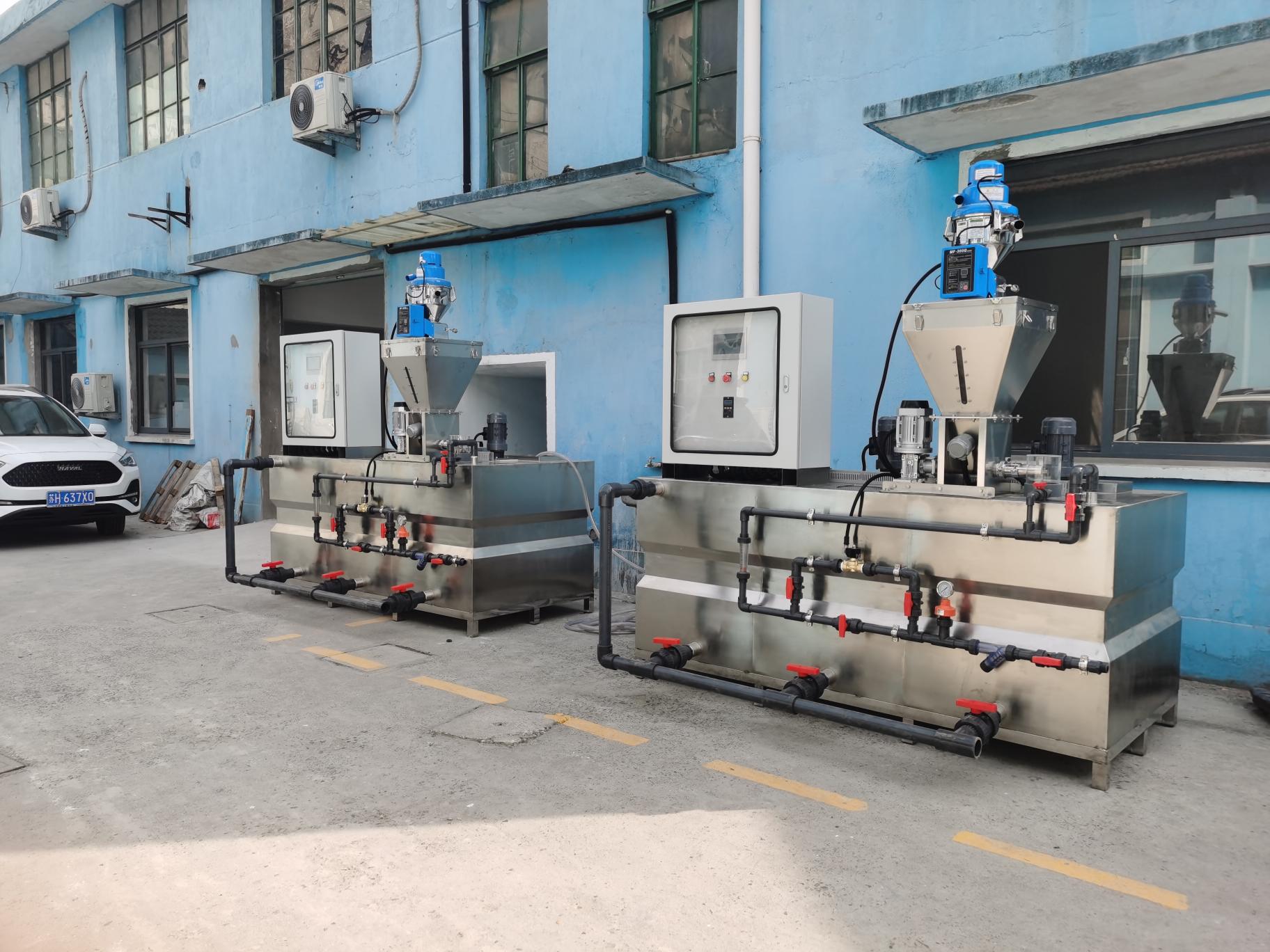 本機小巧玲瓏，主要由1、電控系統，2、料斗，3、定量干粉投加器，  4、攪拌機，5、溶液箱，6、排空系統，7、給水系統組成