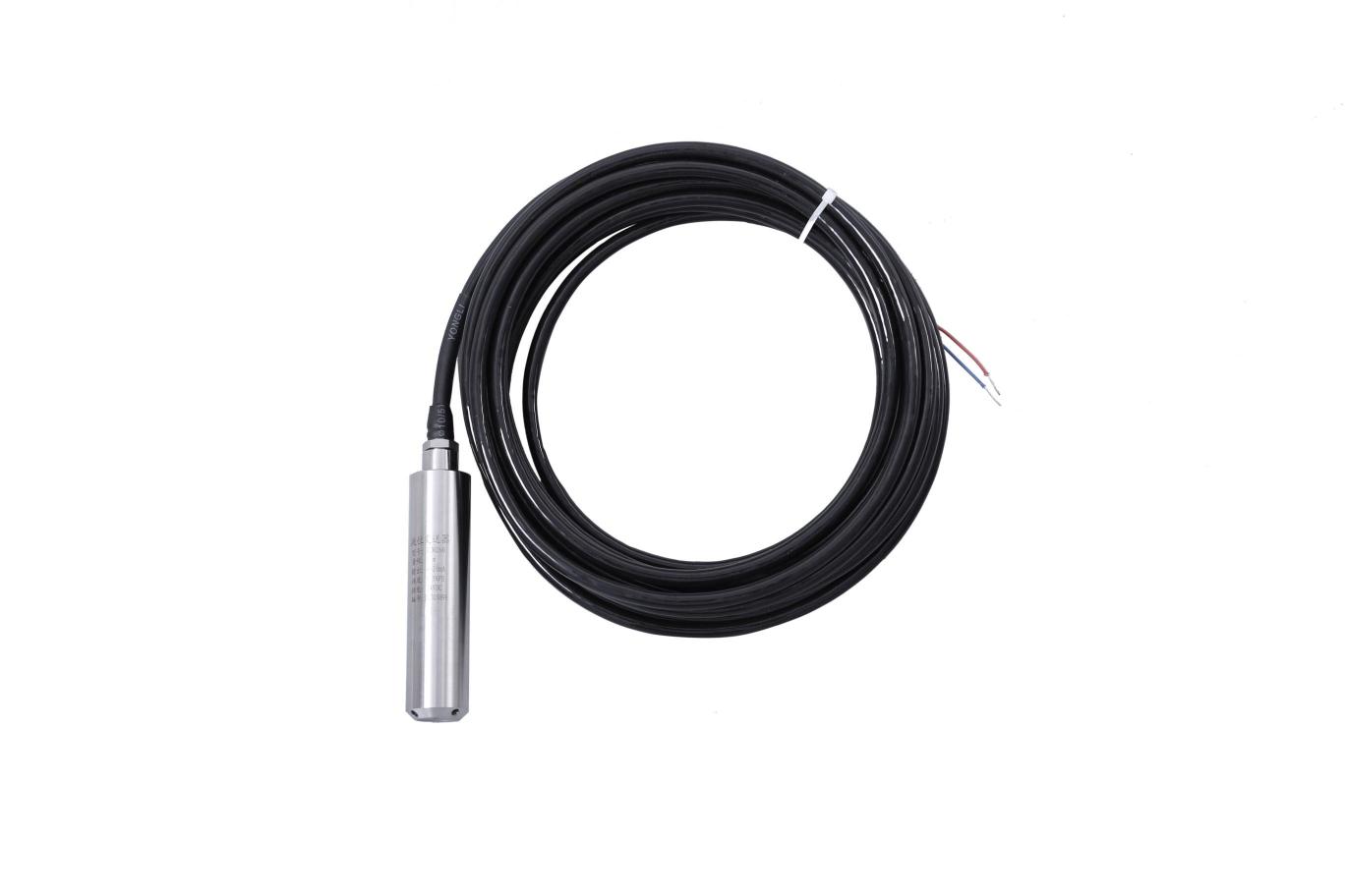 把與液位深度成正比的液體靜態(tài)壓力準(zhǔn)確測量出來，經(jīng)過信號調(diào)理電路轉(zhuǎn)換成標(biāo)準(zhǔn)（電壓或電壓）信號輸出，建立起輸出信號與液位深度的線性對應(yīng)關(guān)系，實(shí)現(xiàn)對液體深度的測量。由傳感器、導(dǎo)氣電纜、不銹鋼筒等組成。產(chǎn)品精度高、體積小，直接投入液體中，即可測量出變送器末端到液面的液體高度，使用方便。適用于石油、化工、電廠、城市供水、水文勘探領(lǐng)域的液位測量與控制。