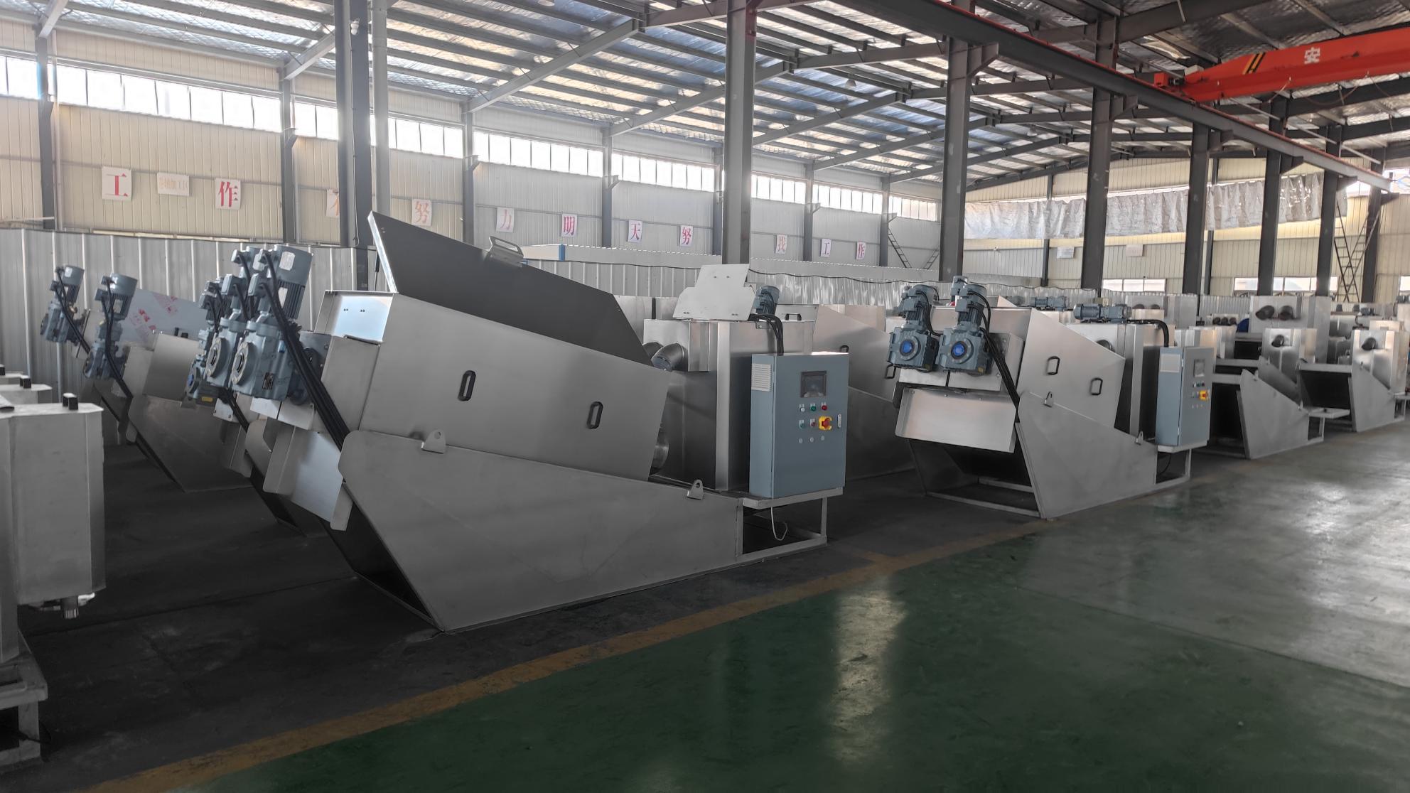 疊螺式污泥脫水機是集全自動PLC控制柜、污泥濃縮脫水本體及絮凝箱于一體，可在全自動運行的條件下，實現高效的絮凝，連續完成污泥濃縮壓榨脫水工作，將收集的濾液回流或排放，脫水的污泥排出。